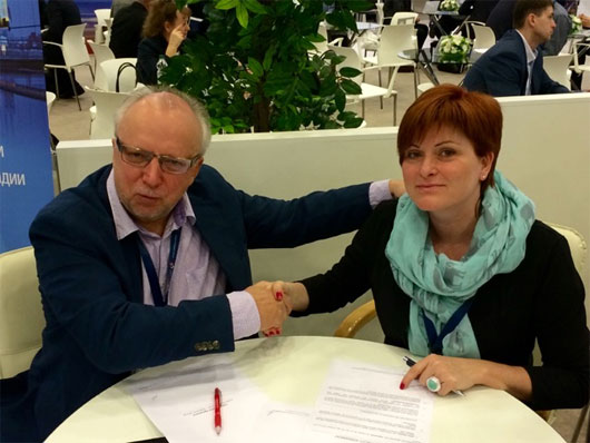 Людмила Михайлова и Томас Хултин в процессе подписания соглашения о стратегическом партнерстве мужду компаниями «БиЭйГруп» и «Hultin Partners».